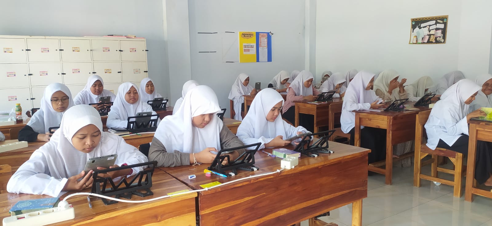 Proses belajar di SMP Hamalatul Qur an Ringinagung Berbasis IT